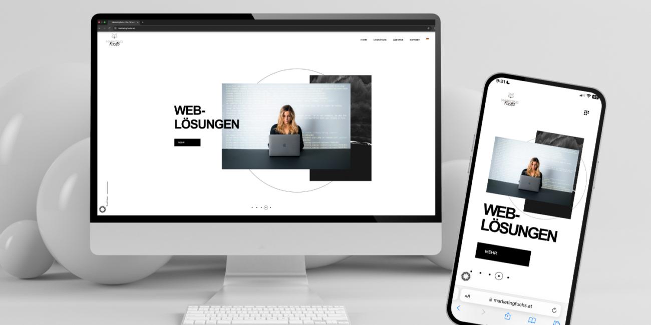 Vergleich einer Desktop mit einer mobilen Ansicht der Marketingfuchs Startseite. Handybildschirm neben Computerbildschirm.